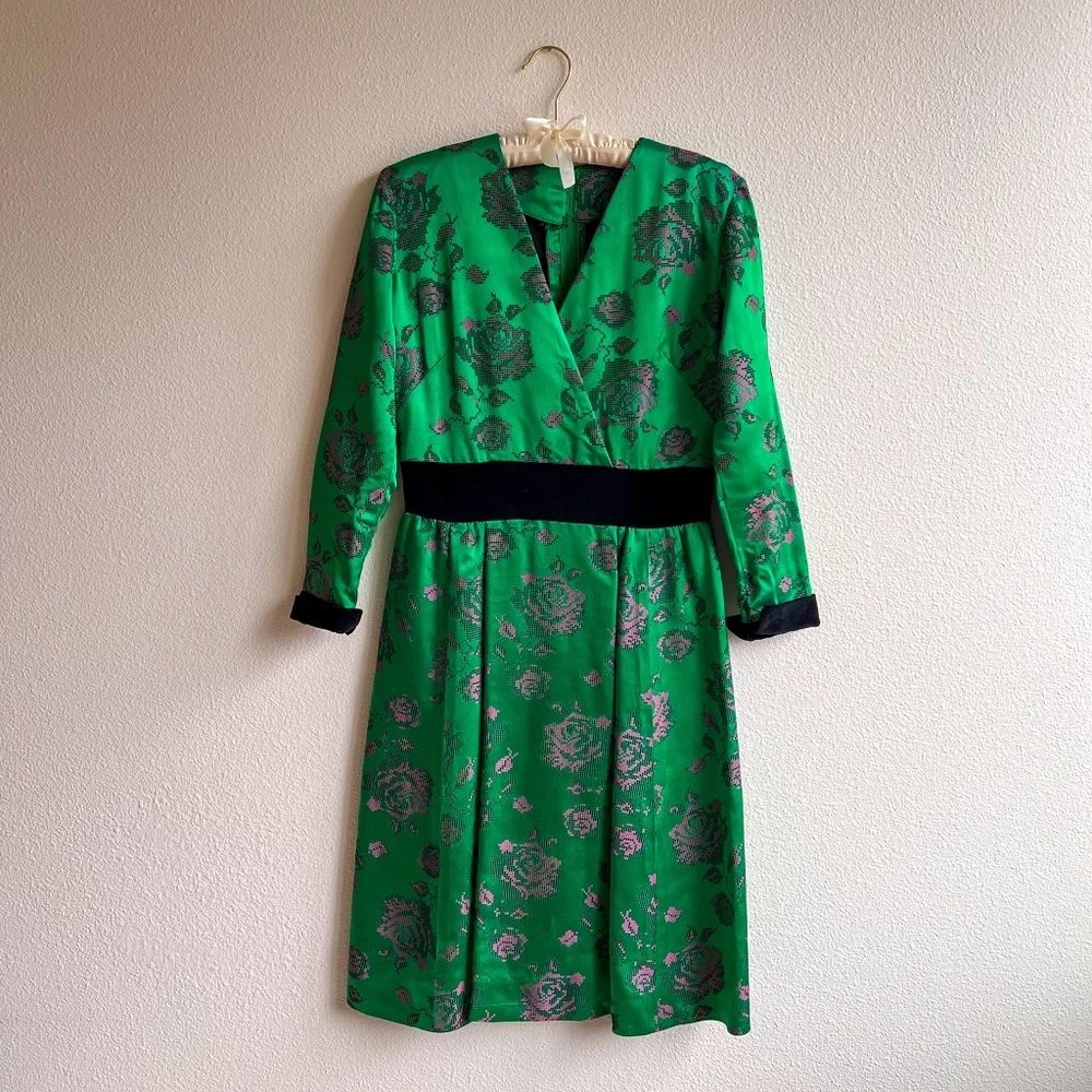 Vintage 1950s Emerald Satin Dress With Pink Florals (M) - Picture 5 of 12